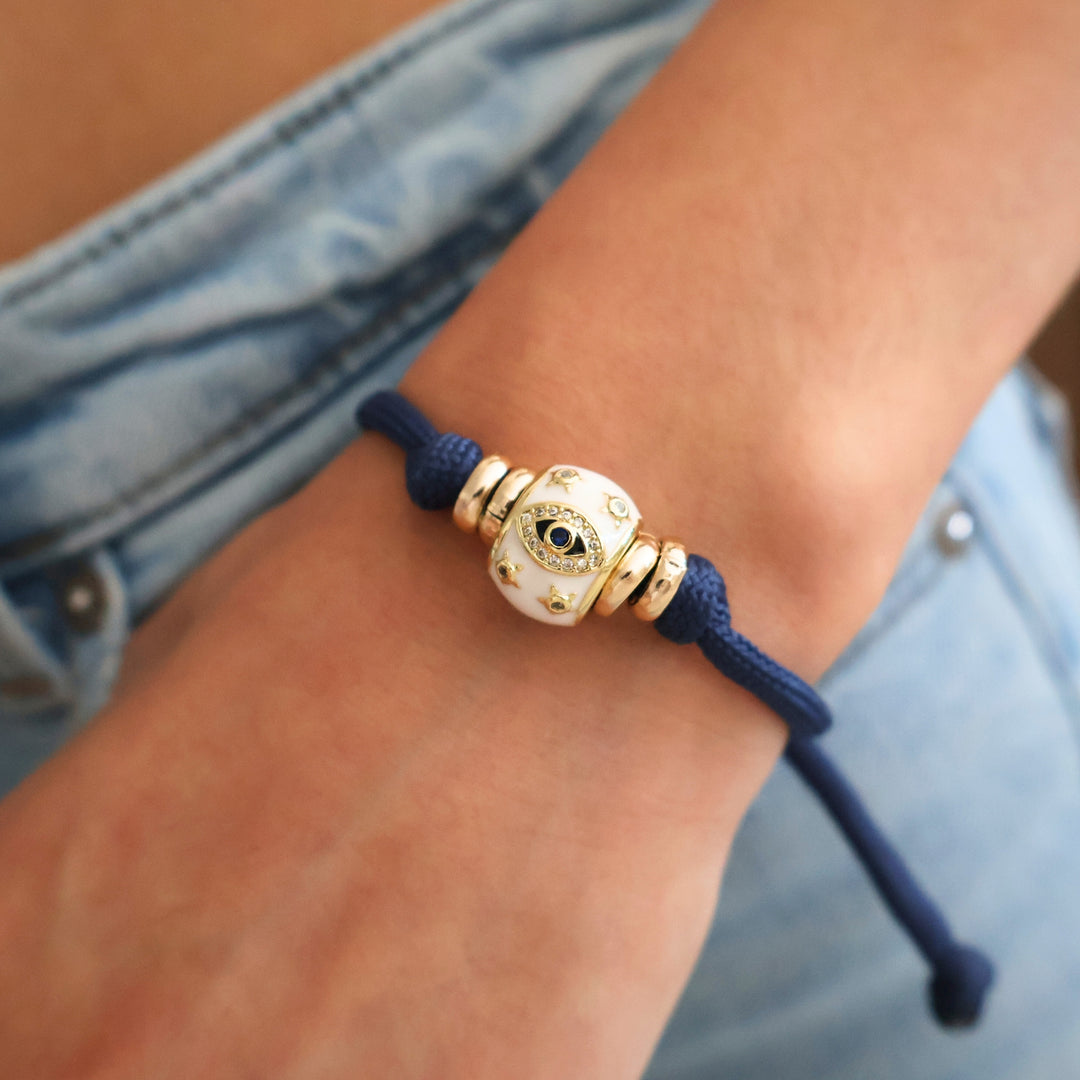 Pulsera Zarela ajustada en muñeca femenina, estilo moderno y versátil