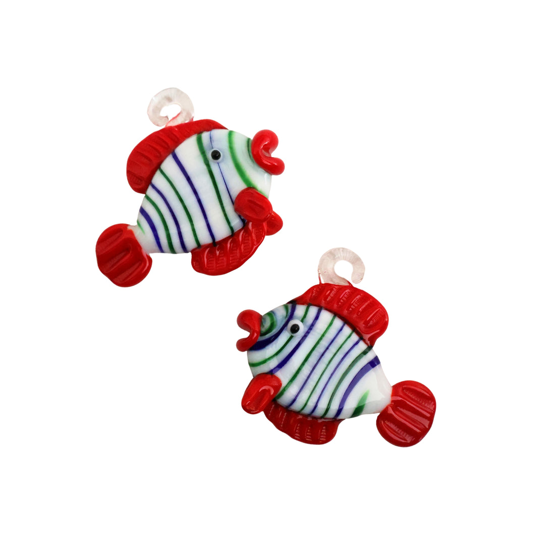 Detalles de dije murano en forma de pez con diseño en rojo, blanco, azul y verde