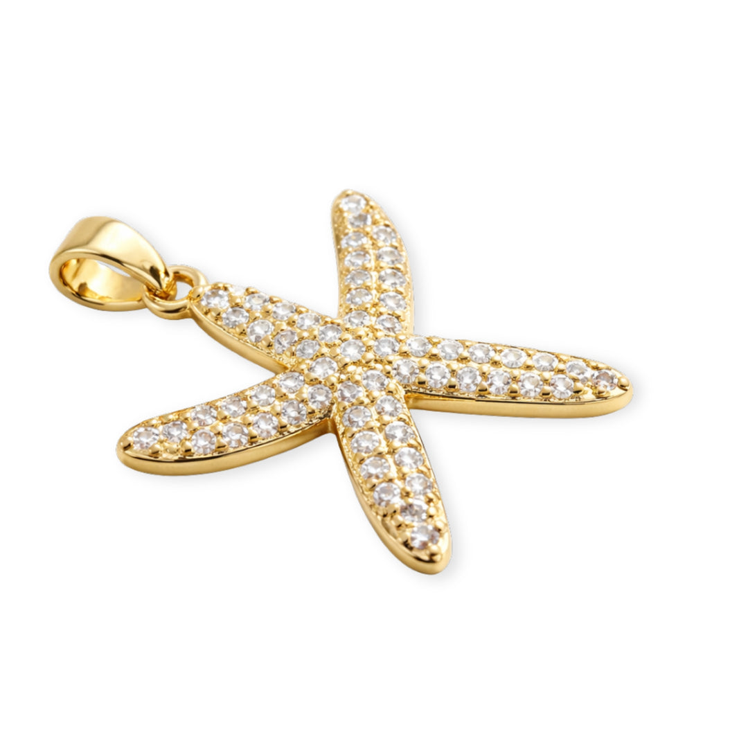 Detalles de Dije de estrella de mar en chapa de oro con zirconias sobre fondo blanco