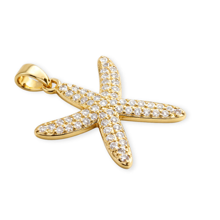 Detalles de Dije de estrella de mar en chapa de oro con zirconias sobre fondo blanco