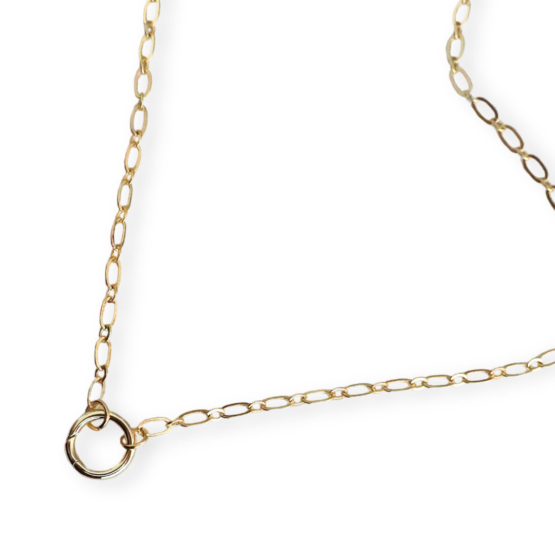 Detalles de cadena de chapa de oro con broche circular elegante y brillante