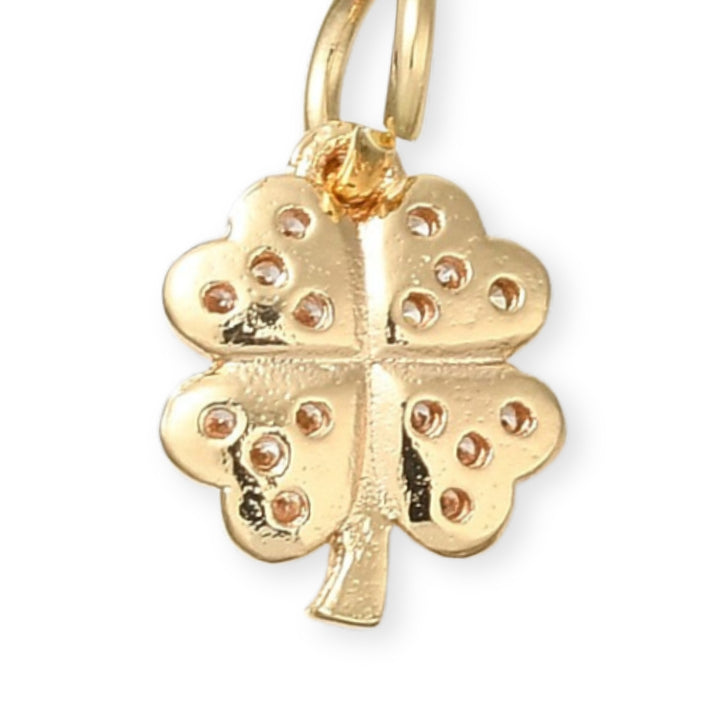 Detalles de Dije en forma de trébol de chapa de oro con zirconias brillantes sobre fondo blanco