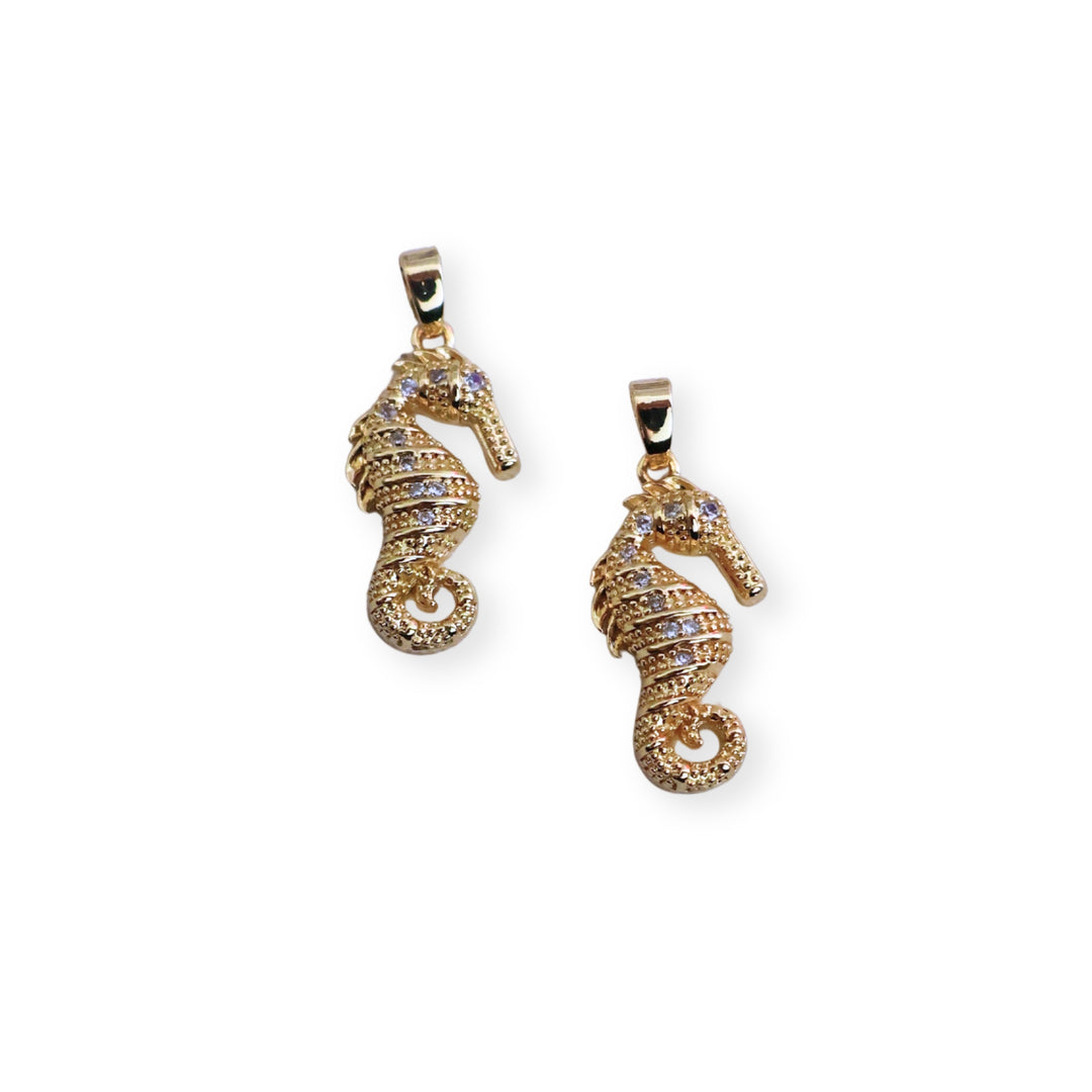 Detalles de dije caballito de mar dorado en chapa de oro con zirconia brillante