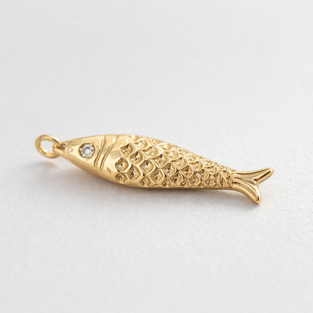 Detalles de Dije en forma de pez de chapa de oro con zirconia en el ojo