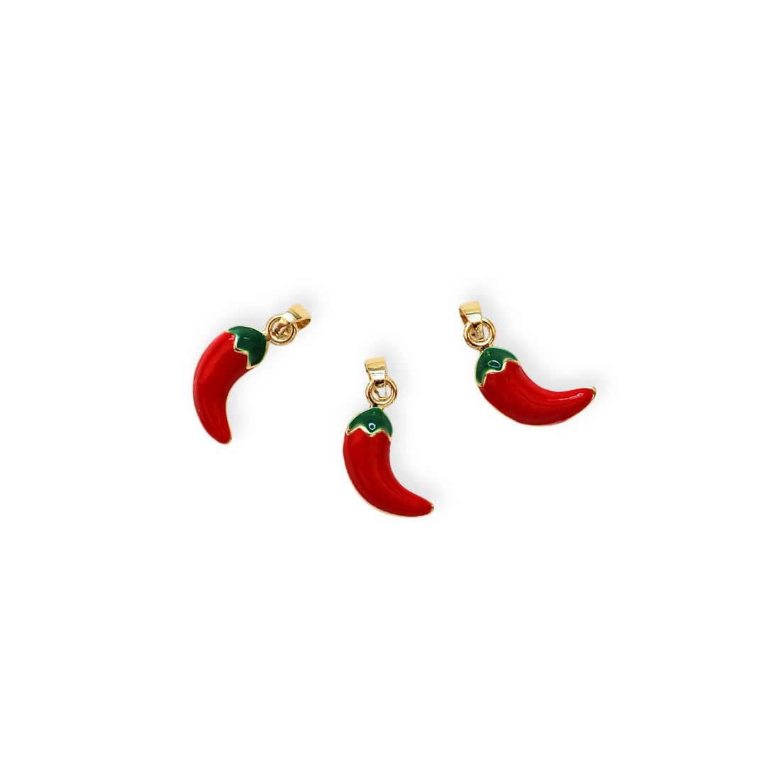 Detalles de dije en forma de chile esmaltado en rojo y verde sobre chapa de oro