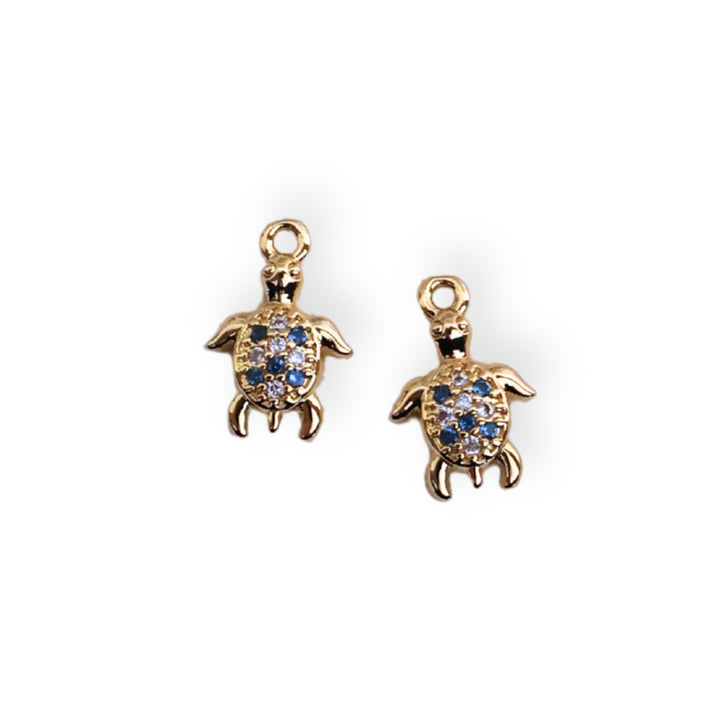 Detalles de dije tortuga en chapa de oro con zirconia brillante