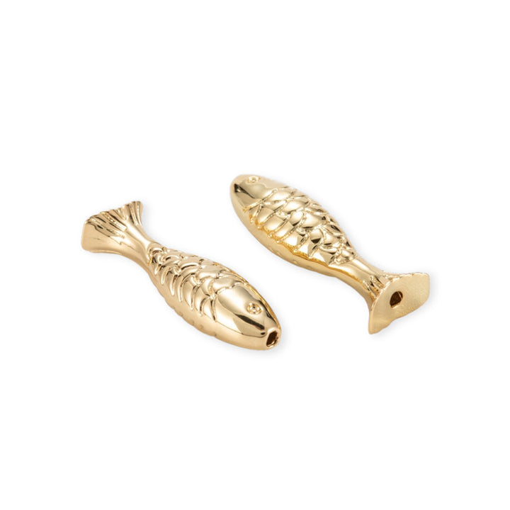 Detalles de Separador en forma de pescado de chapa de oro sobre fondo blanco