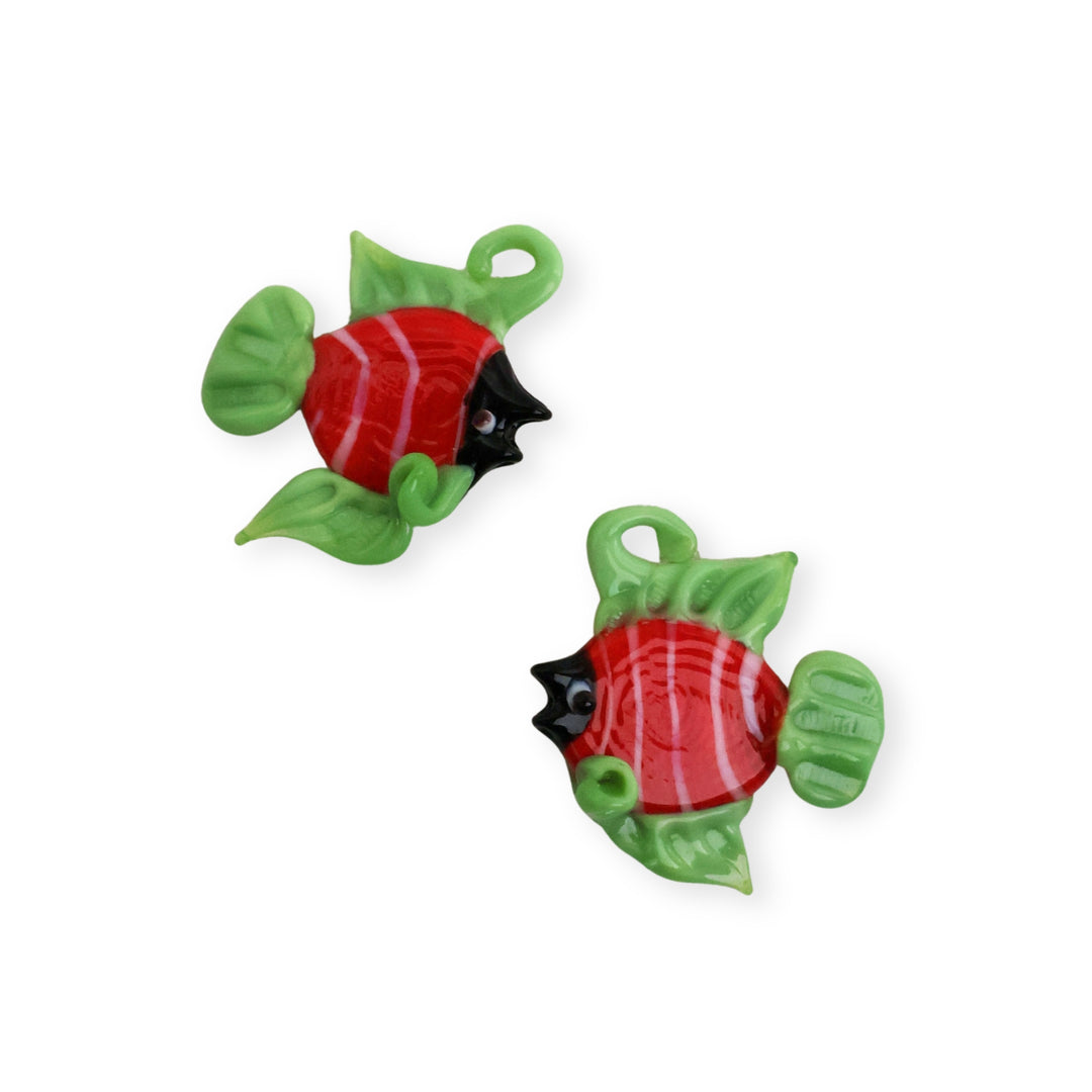 Detalles de dije de murano con forma de pez color rojo y verde con rayas blancas