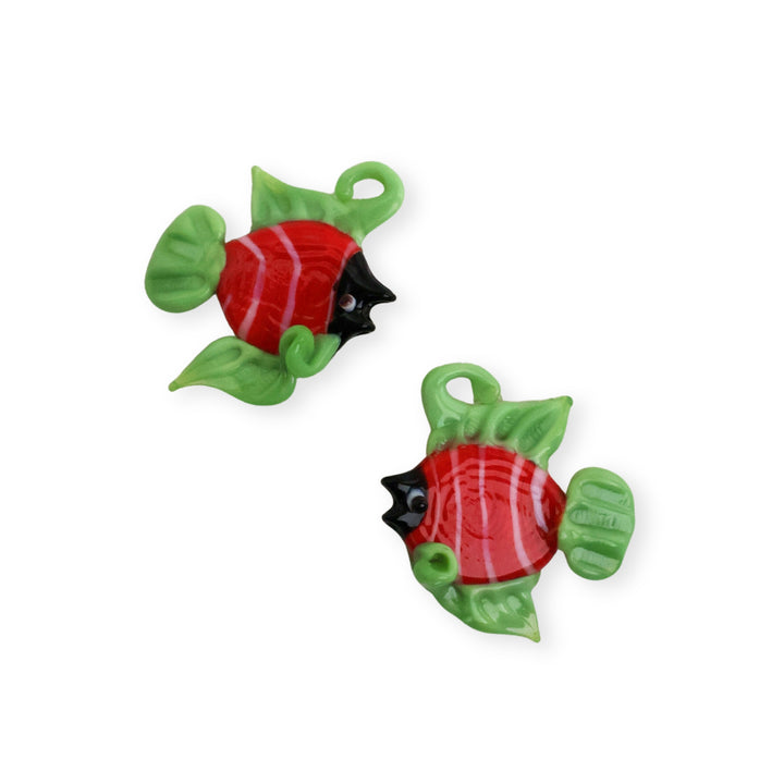 Detalles de dije de murano con forma de pez color rojo y verde con rayas blancas