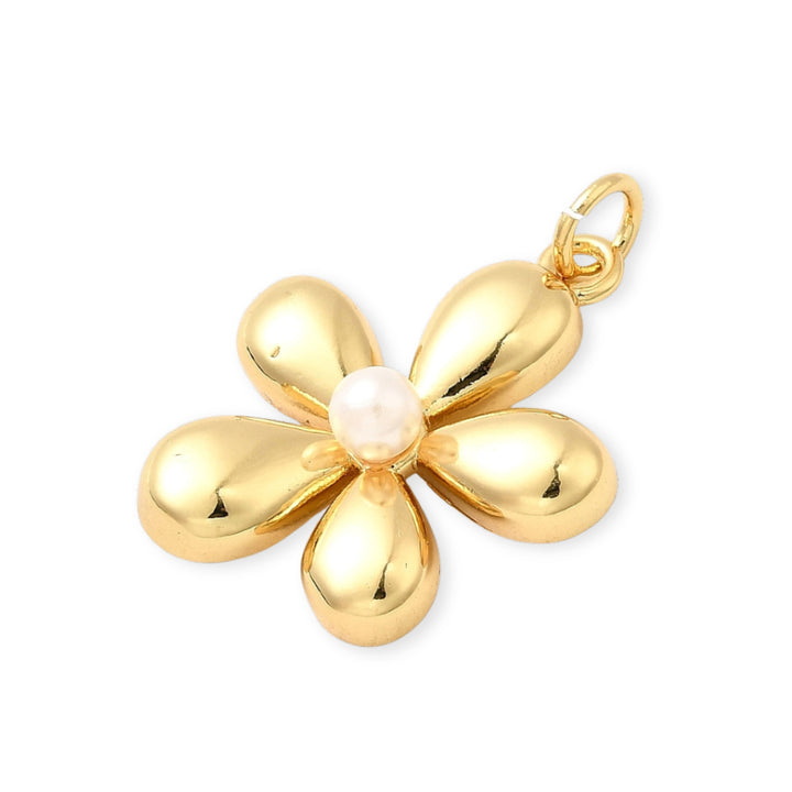 Detalles de Dije de flor en chapa de oro con perla sintética al centro, diseño elegante y delicado.