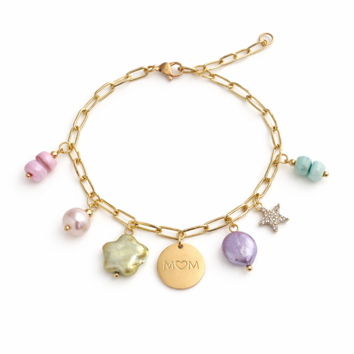 Detalles de Pulsera Siena con conchas, perla de río, estrella con zirconia y dije Mom de acero inoxidable