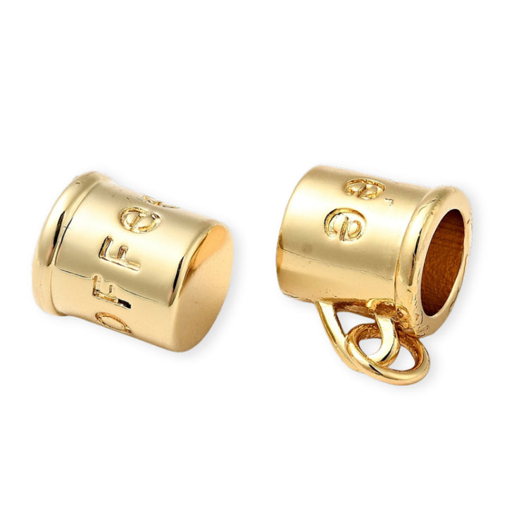 Detalles de Dije en forma de taza con grabado coffee en chapa de oro brillante