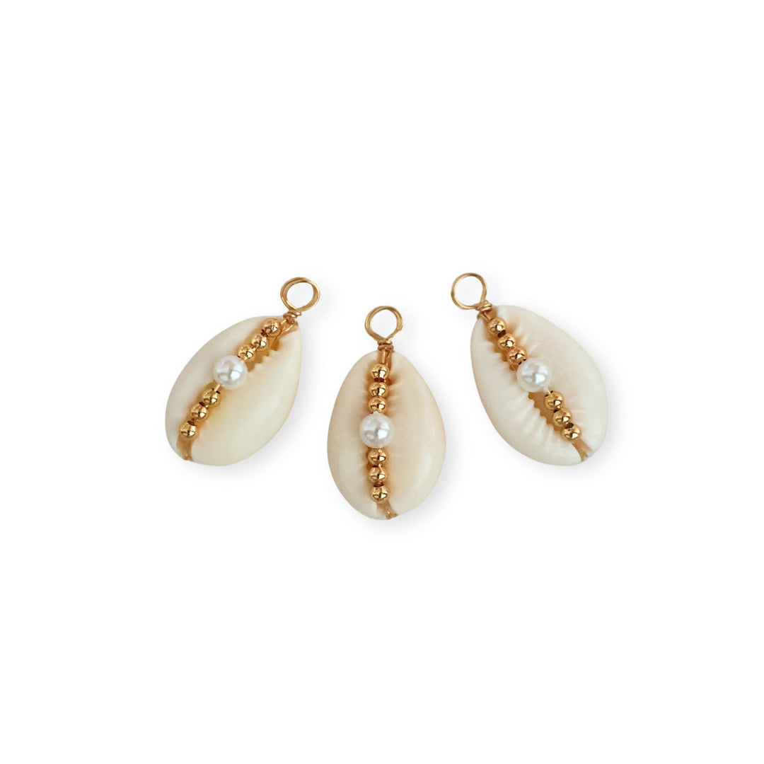 Detalles de dijes en forma de caracol de concha con perla sintética y detalle dorado
