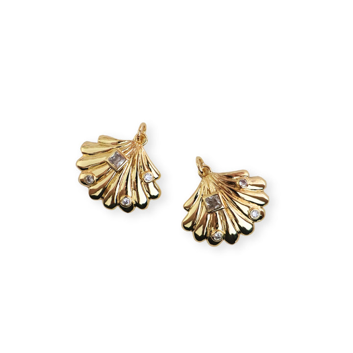 Detalles de dijes en forma de concha de chapa de oro con zirconias brillantes decorativas