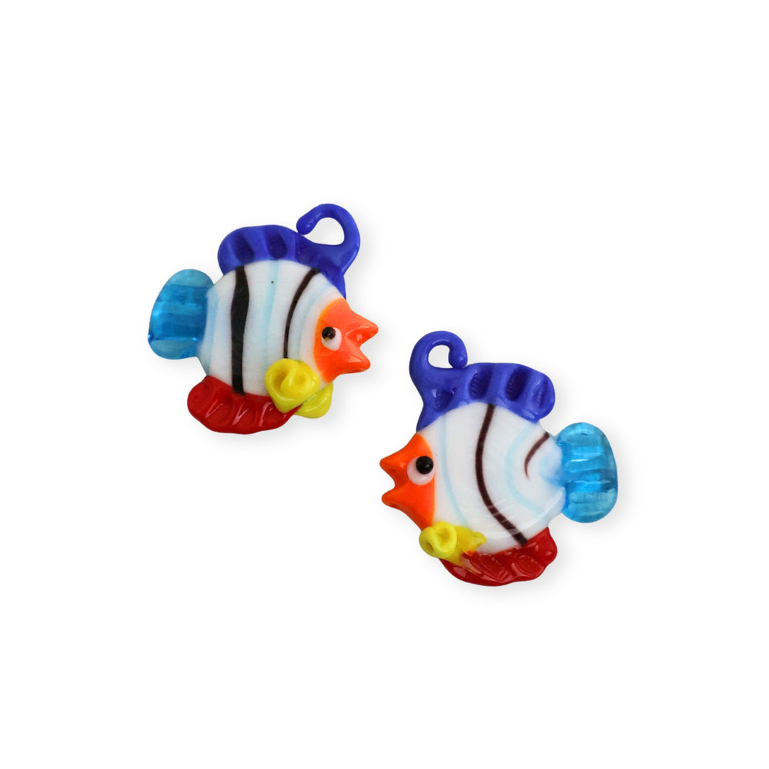 Detalles de dijes de murano en forma de pez, colores blanco, azul oscuro, rojo, naranja y amarillo