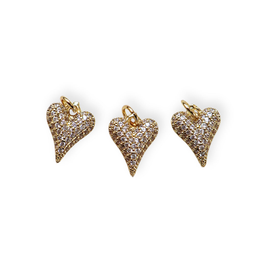 Detalles de dije en forma de corazón dorado con zirconia