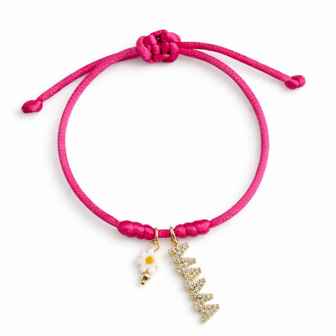 Detalles de Pulsera ajustable de hilo fucsia con dije dorado “mamá” y flor metálica de murano, vista completa.