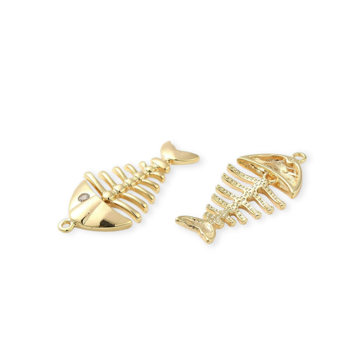 Detalles de Dije de pescado de chapa de oro con zirconia y cuerpo articulado sobre fondo blanco