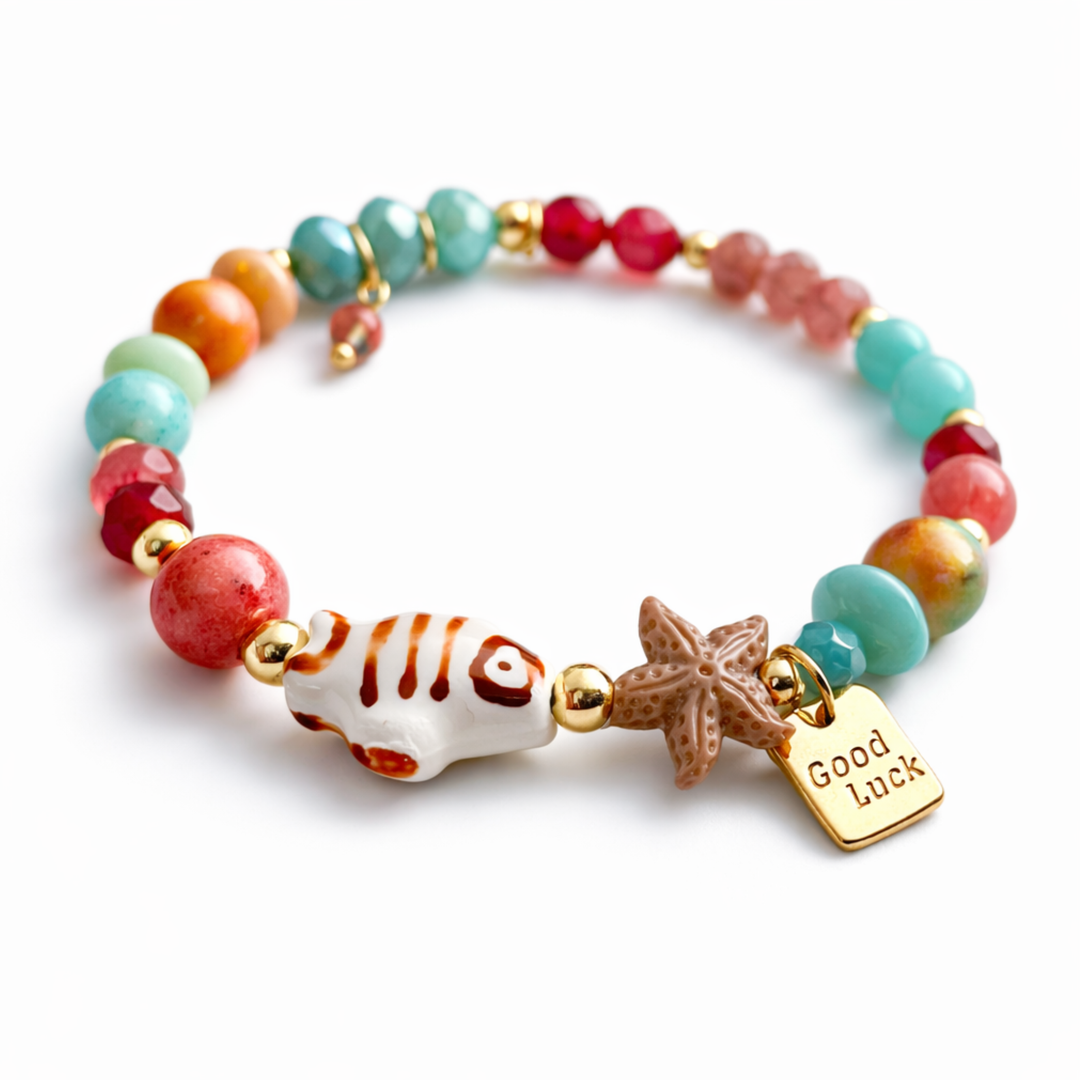Detalles de Brazalete marino con pez de cerámica, piedras naturales, cristal y dije Good Luck de chapa de oro