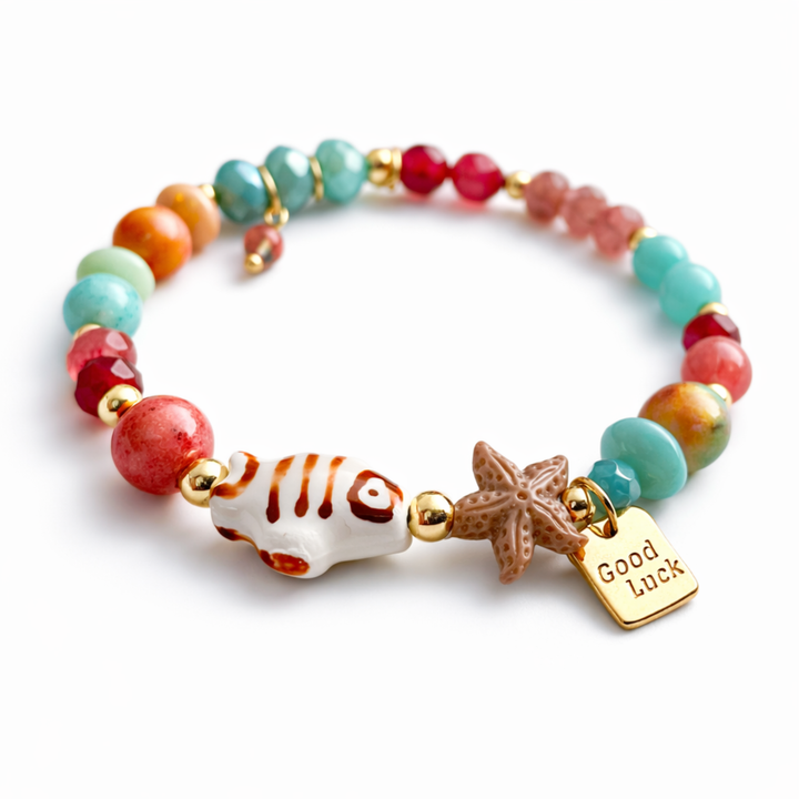 Detalles de Brazalete marino con pez de cerámica, piedras naturales, cristal y dije Good Luck de chapa de oro