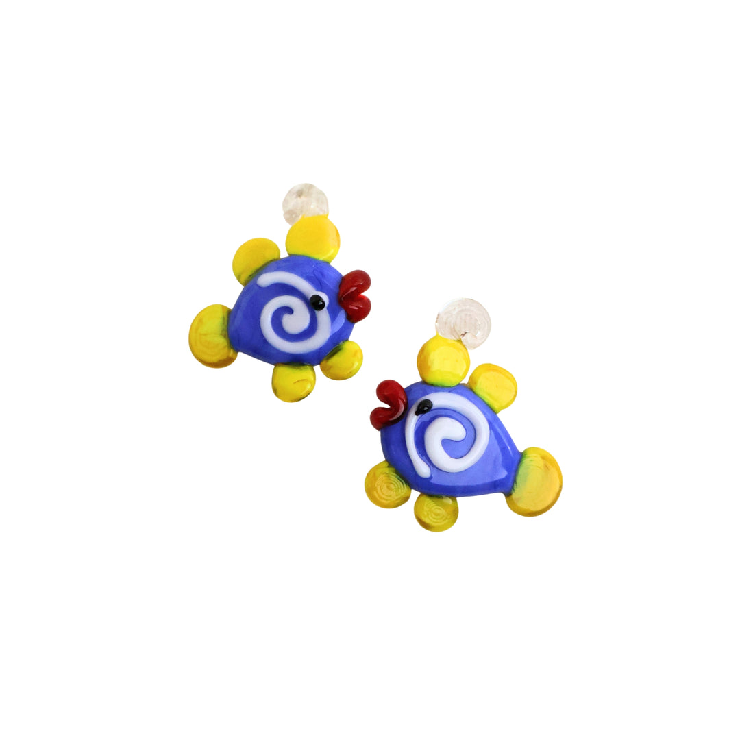 Detalles de dijes de murano en forma de pez amarillo con azul y espiral blanca
