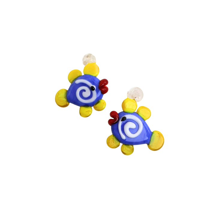 Detalles de dijes de murano en forma de pez amarillo con azul y espiral blanca
