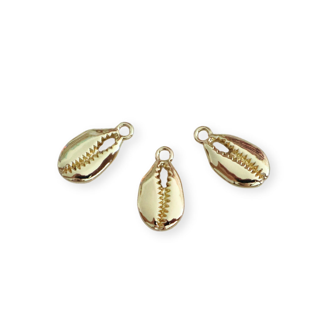 Detalles de dijes en forma de concha dorada de chapa de oro