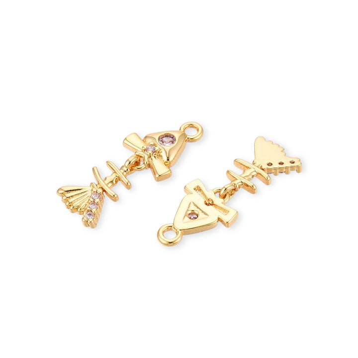Detalles de Dije de pescado de chapa de oro con zirconia rosa en el ojo y aleta móvil sobre fondo blanco