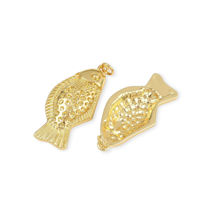 Detalles de Dije de pescado en chapa de oro con acabado brillante sobre fondo blanco