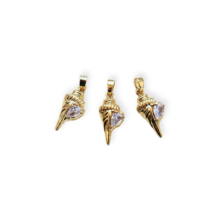 Detalles de dije caracol dorado en chapa de oro con zirconia