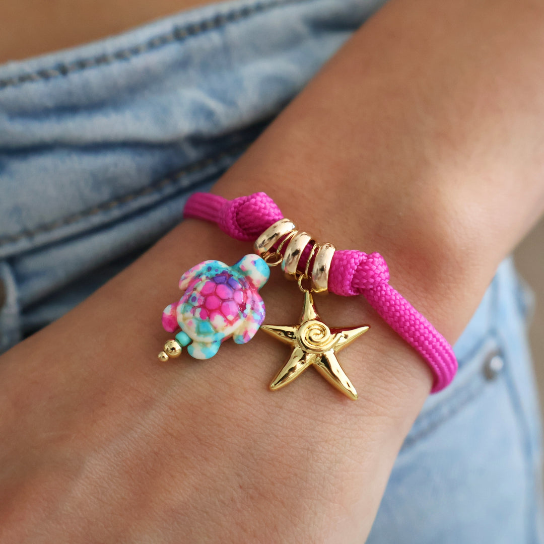 Pulsera Maglara modelada en muñeca femenina, estilo veraniego y tropical