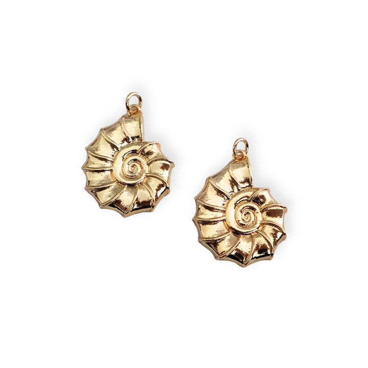Detalles de dije caracol dorado en chapa de oro