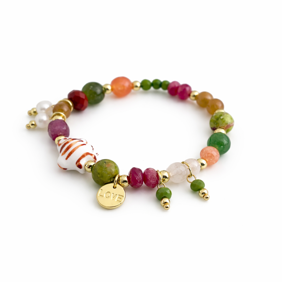 Detalles de Brazalete marino con pez de cerámica, jade, perla cultivada y dije Love de chapa de oro