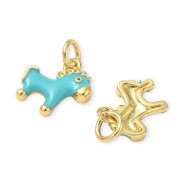 Detalles de Dije caballo dorado esmaltado en colores sobre fondo blanco