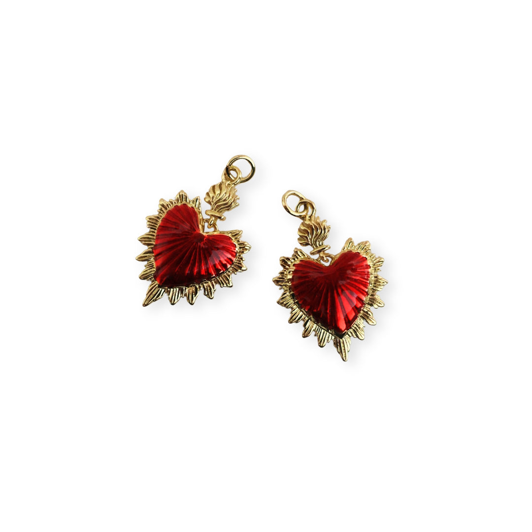 Detalles de dijes colgante en forma de corazón de chapa de oro con esmalte rojo brillante