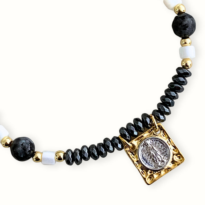 Detalles de Pulsera elástica con hematita, madre perla y dije de Virgen de Guadalupe en chapa de oro y platino.