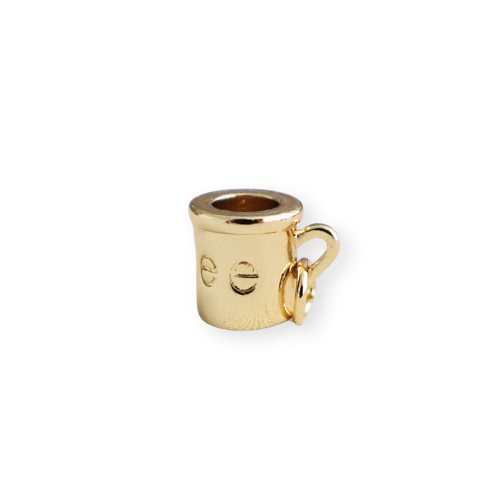 Detalles de dije en forma de taza con grabado coffee en chapa de oro brillante
