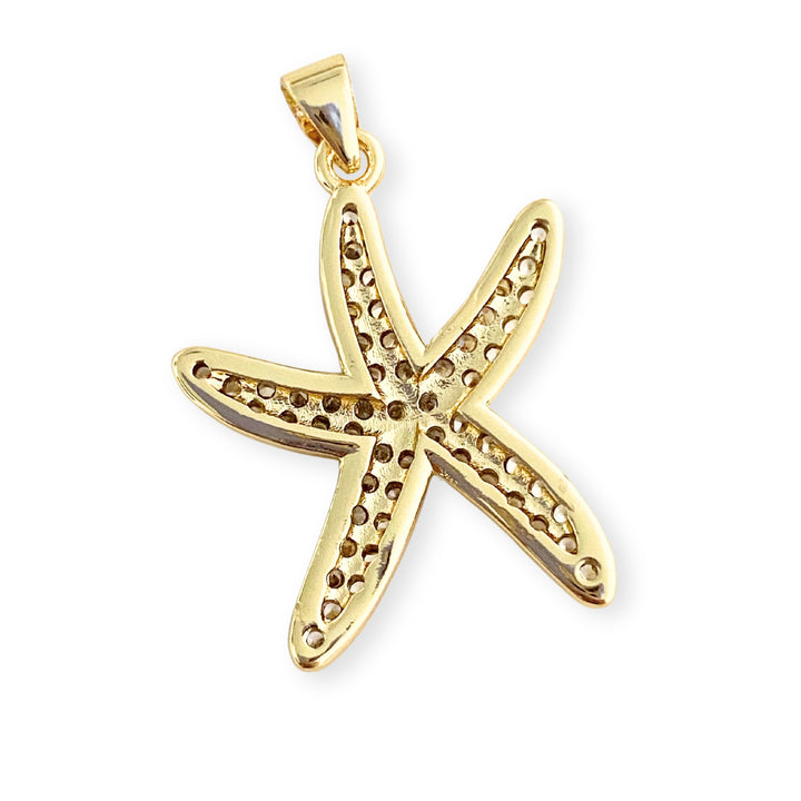 Detalles de Dije de estrella de mar en chapa de oro con zirconias sobre fondo blanco