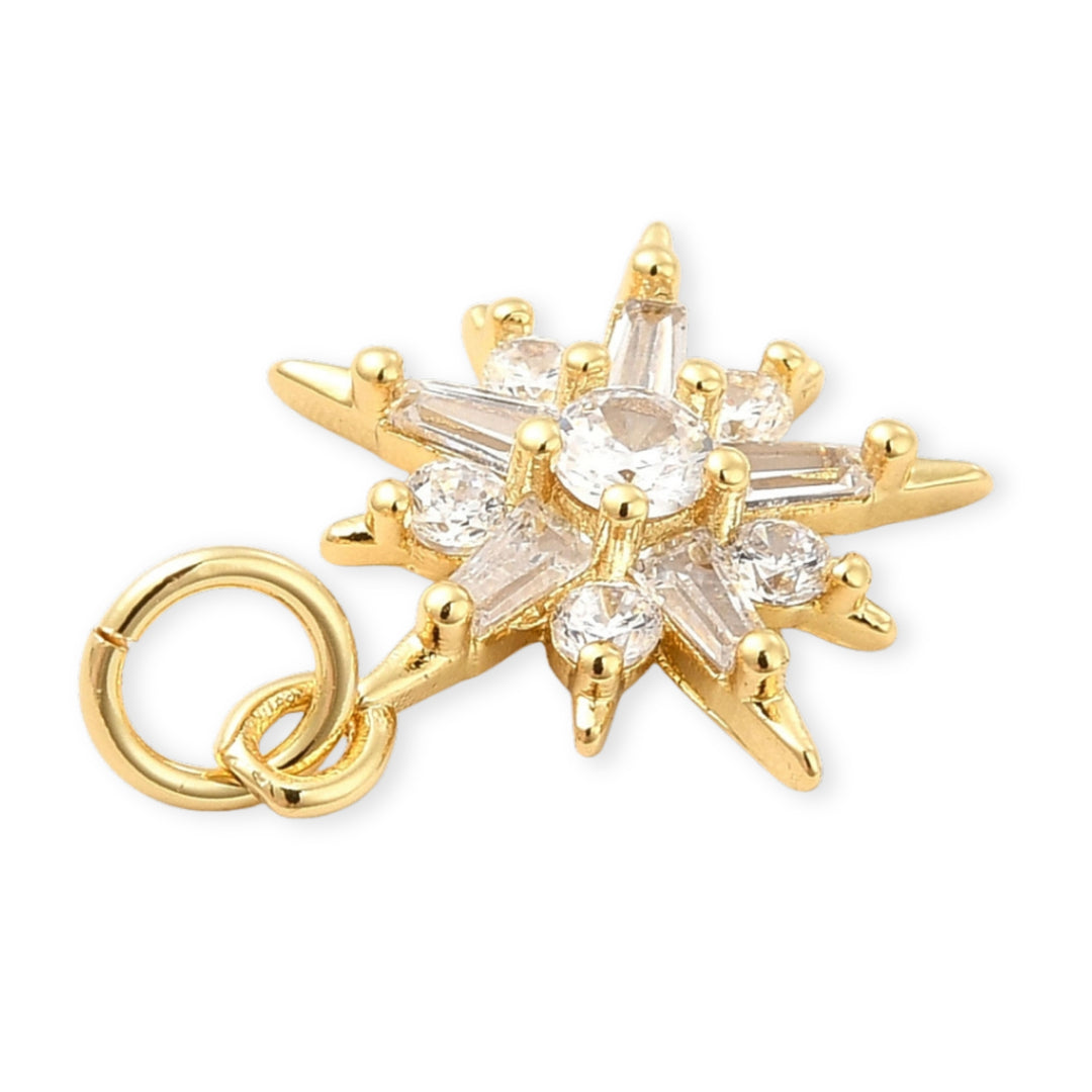 Detalles de Dije estrella dorado con zirconia en el centro sobre fondo blanco