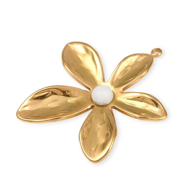 Detalles de Dije flor de acero inoxidable con perla sintética en el centro sobre fondo blanco