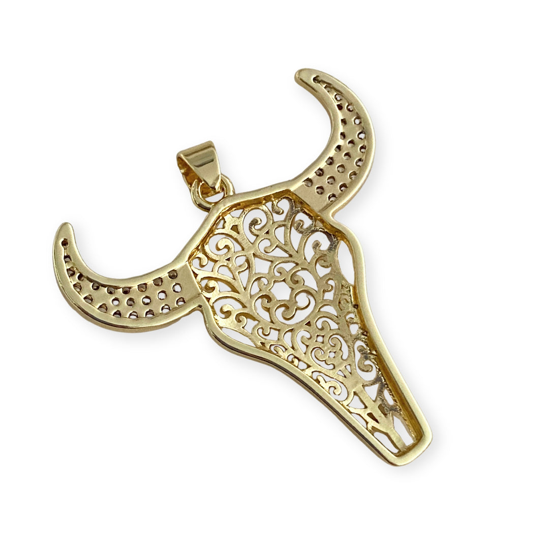 Detalle de Dije de cabeza de toro de chapa de oro con zirconia en los cuernos