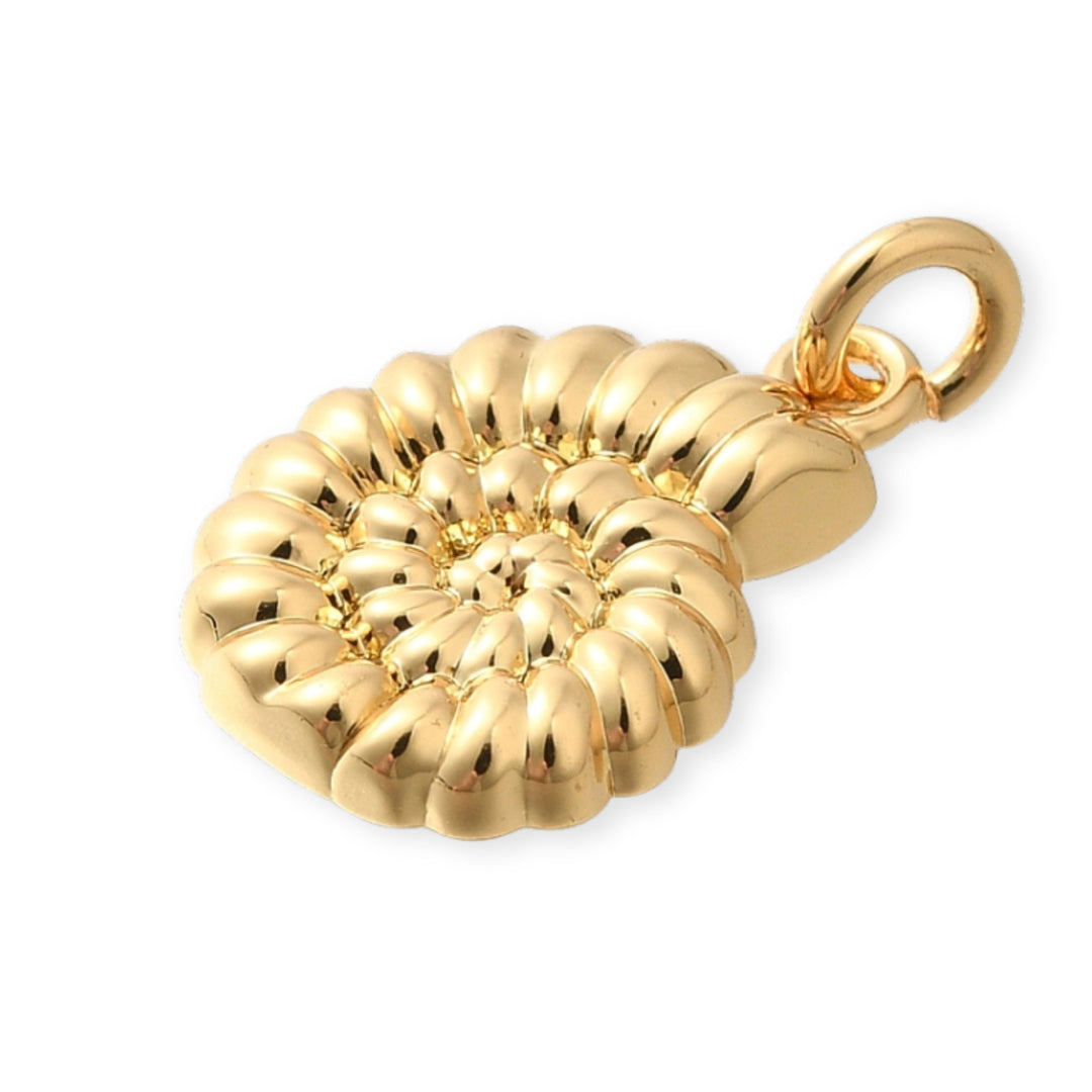 Detalles de Dije en forma de caracol de chapa de oro sobre fondo blanco