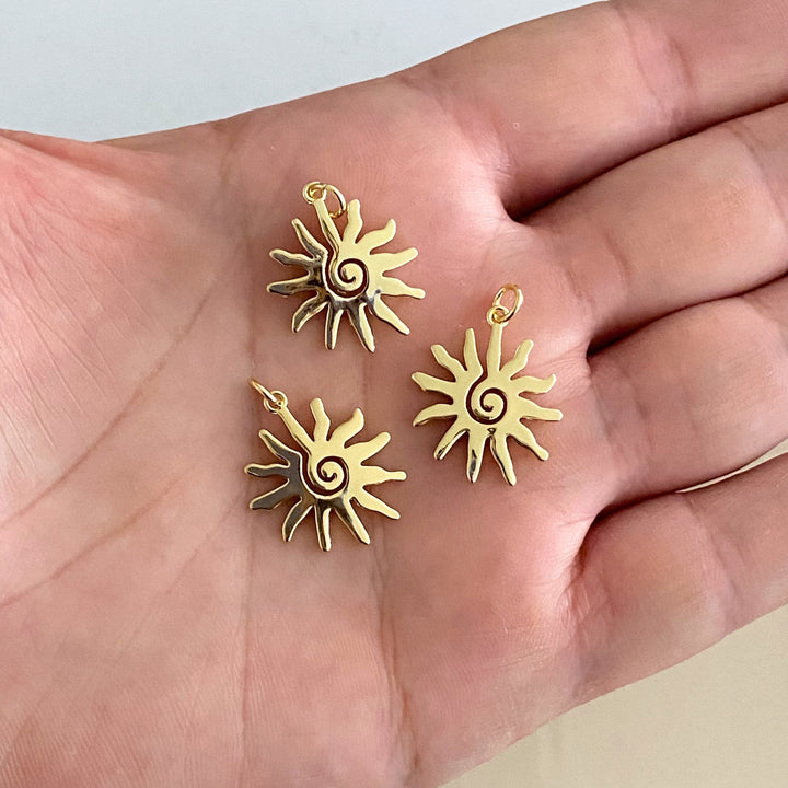 Detalles de Dije de sol de chapa de oro