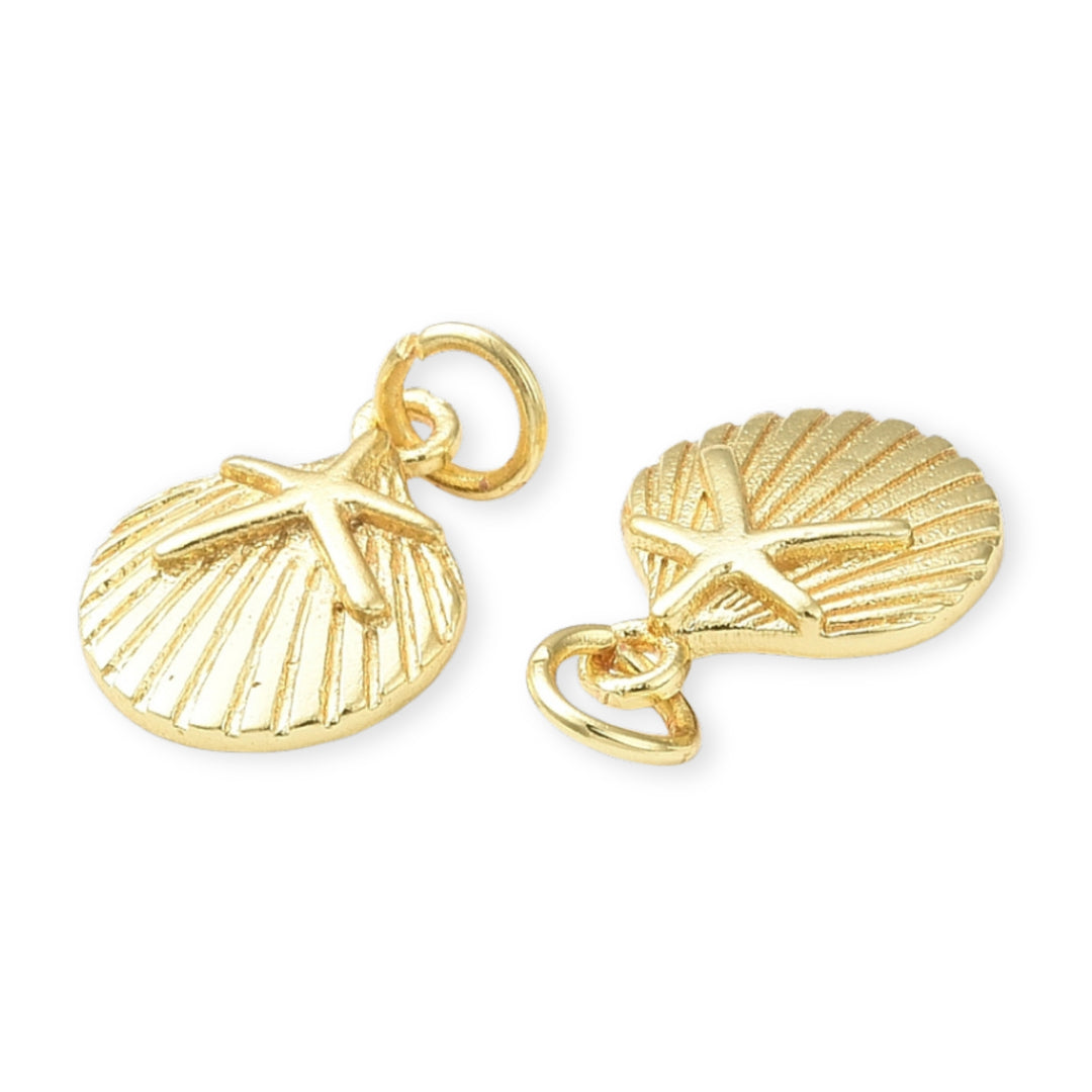 Detalles de Dije concha dorada con detalle de estrella de mar sobre fondo blanco