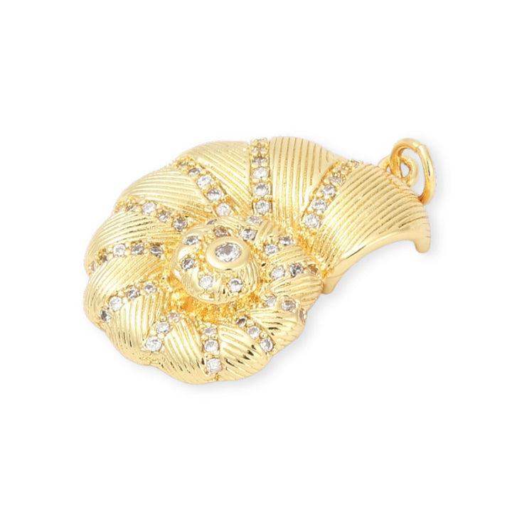 Detalles de Dije en forma de caracol de chapa de oro con zirconias decorativas alrededor