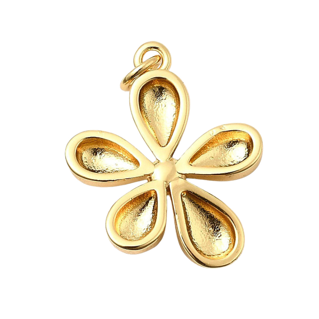 Detalles de Dije de flor en chapa de oro con perla sintética al centro, diseño elegante y delicado.