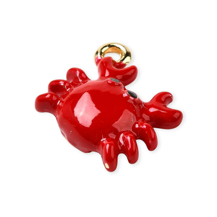 Detalles de Dije de cangrejo en chapa de oro con esmalte rojo sobre fondo blanco