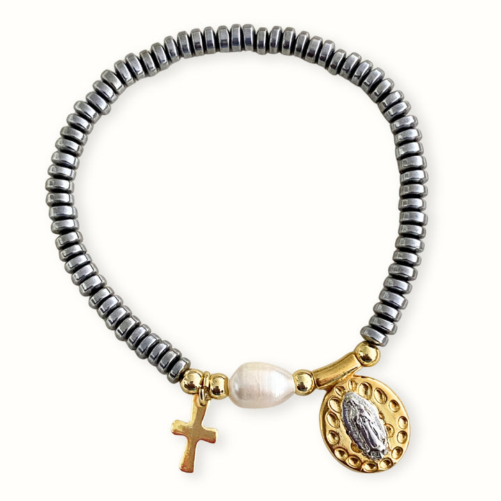 Brazalete religioso de hematita con cruz, Virgen de Guadalupe y perla de río