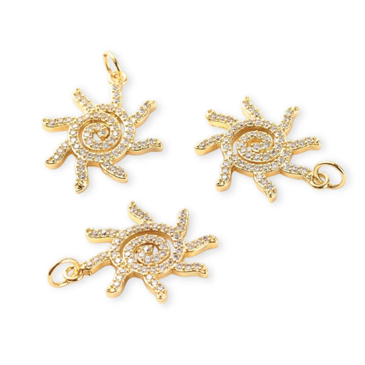 Detalles de Dije sol en chapa de oro con zirconias brillantes