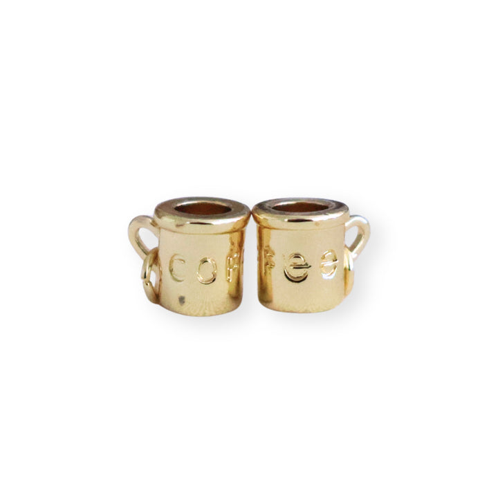 Detalles de dije en forma de taza con grabado coffee en chapa de oro brillante